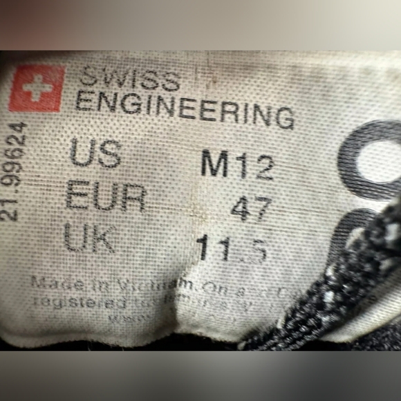 On Cloudflyer Waterproof Black Lunar Running Sneaker Mens Size 12 or Women 13.5 - Picture 6 of 7